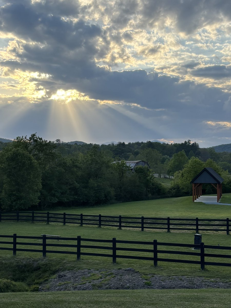 GassDavid's tweet photo. Rays of light https://t.co/Hi0aPz5X7F
