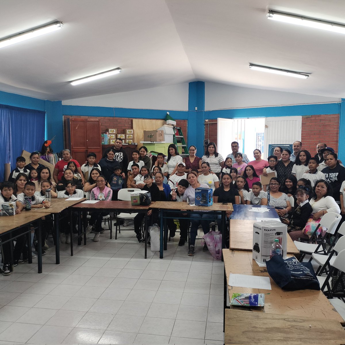 DIFMunicipalSLP's tweet photo. Esta mañana celebramos la graduación de una nueva generación del programa #FamiliasFuertes en la Esc. Prim.  Eugenio Robles Oyarzun, Ford 177.
Con ellos reafirmamos nuestro compromiso de #garantizar el bienestar familiar.
@EF_Galindo @EstelaArriagaM @jessicaalbarra7 https://t.co/nBWTLzWF54