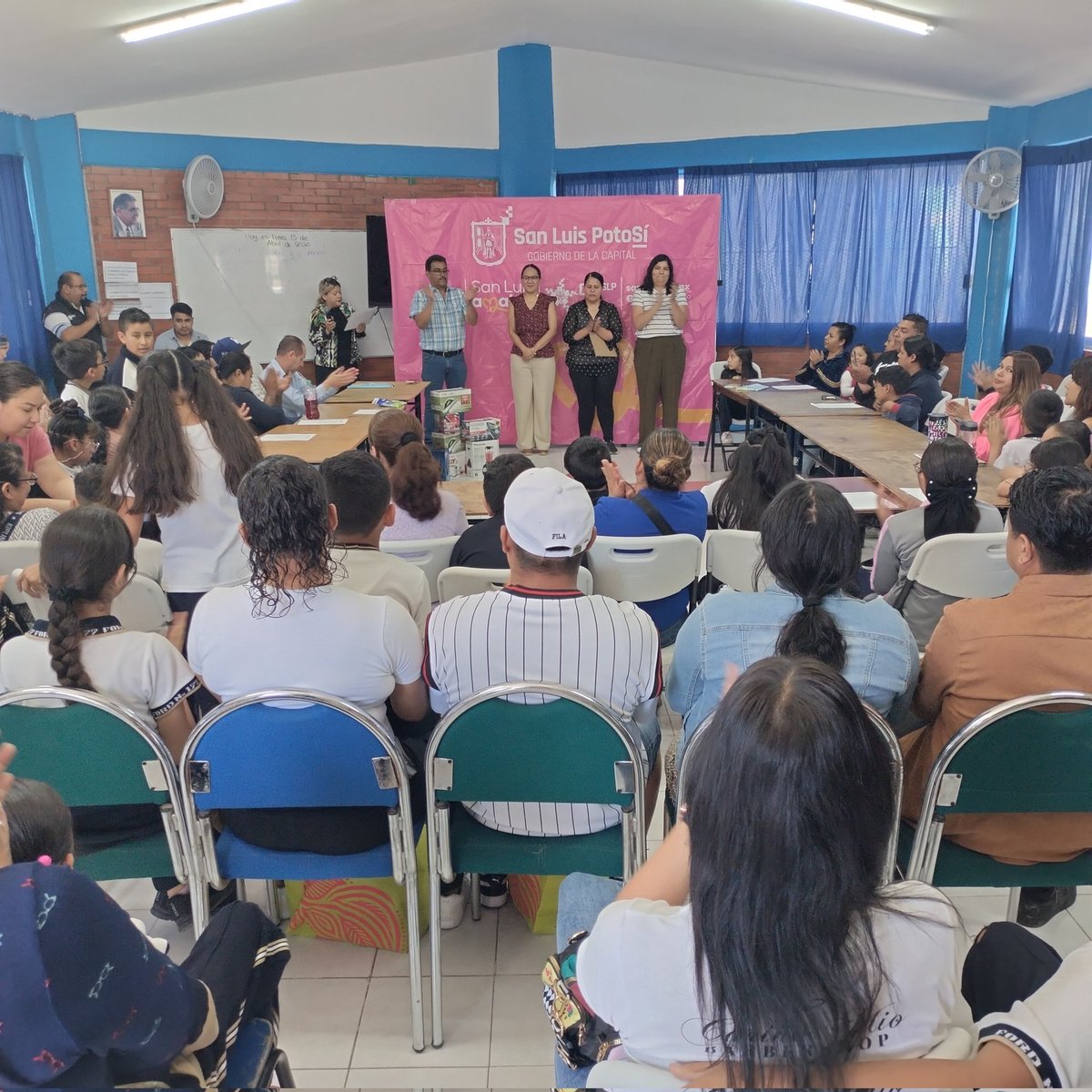 DIFMunicipalSLP's tweet photo. Esta mañana celebramos la graduación de una nueva generación del programa #FamiliasFuertes en la Esc. Prim.  Eugenio Robles Oyarzun, Ford 177.
Con ellos reafirmamos nuestro compromiso de #garantizar el bienestar familiar.
@EF_Galindo @EstelaArriagaM @jessicaalbarra7 https://t.co/nBWTLzWF54