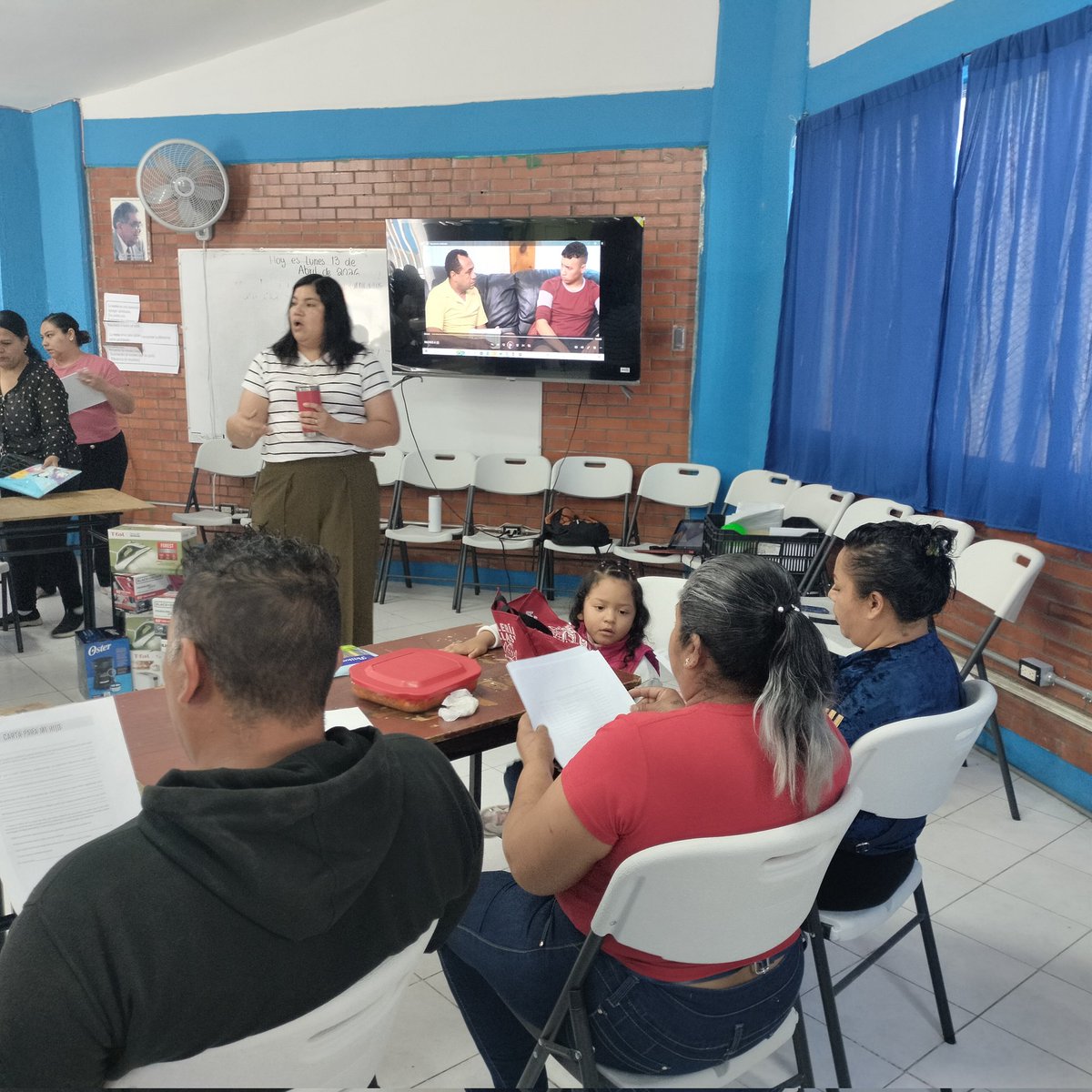 DIFMunicipalSLP's tweet photo. Esta mañana celebramos la graduación de una nueva generación del programa #FamiliasFuertes en la Esc. Prim.  Eugenio Robles Oyarzun, Ford 177.
Con ellos reafirmamos nuestro compromiso de #garantizar el bienestar familiar.
@EF_Galindo @EstelaArriagaM @jessicaalbarra7 https://t.co/nBWTLzWF54