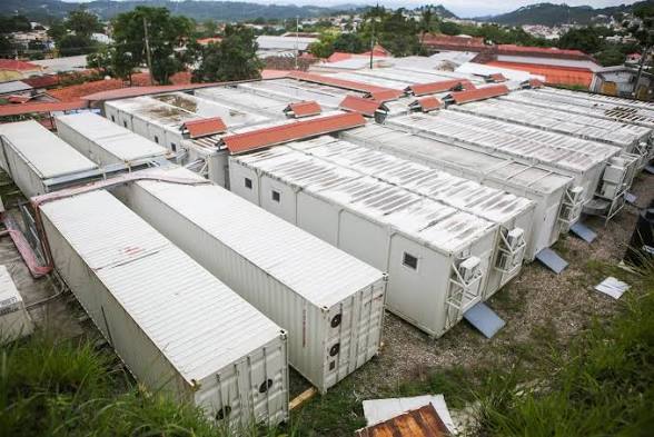 Con los hospitales moviles al pueblo se le robo  L. 1,200,000,000.00 en compra de chatarra, con la refundicion al pueblo se le robo L. 5,000,000,000.00 en la construcción de 'ocho" hospitales, aquí el pueblo pide #Justicia pero pierde, los únicos que ganan son los políticos.