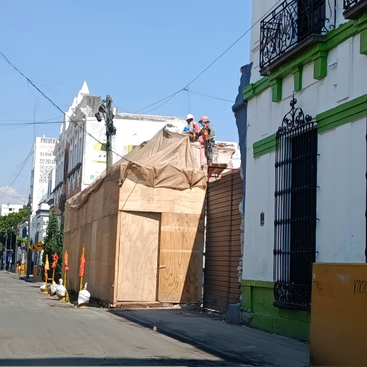JOYERIAQUINTERO's tweet photo. Nadie me preguntó.
Así, sin nada, sin licencia para construir, sin el aval del @INAHmx  a la buena de Dios, como todo lo que se hace en México. 
Por mis huevos.
@Hechizero_38 
@Gob_Puebla 
@PueblaAyto 
@laredcincoradio 
@carlosmartinh 
11 pte 1304 barr. Santiago https://t.co/96bhUTqYcz
