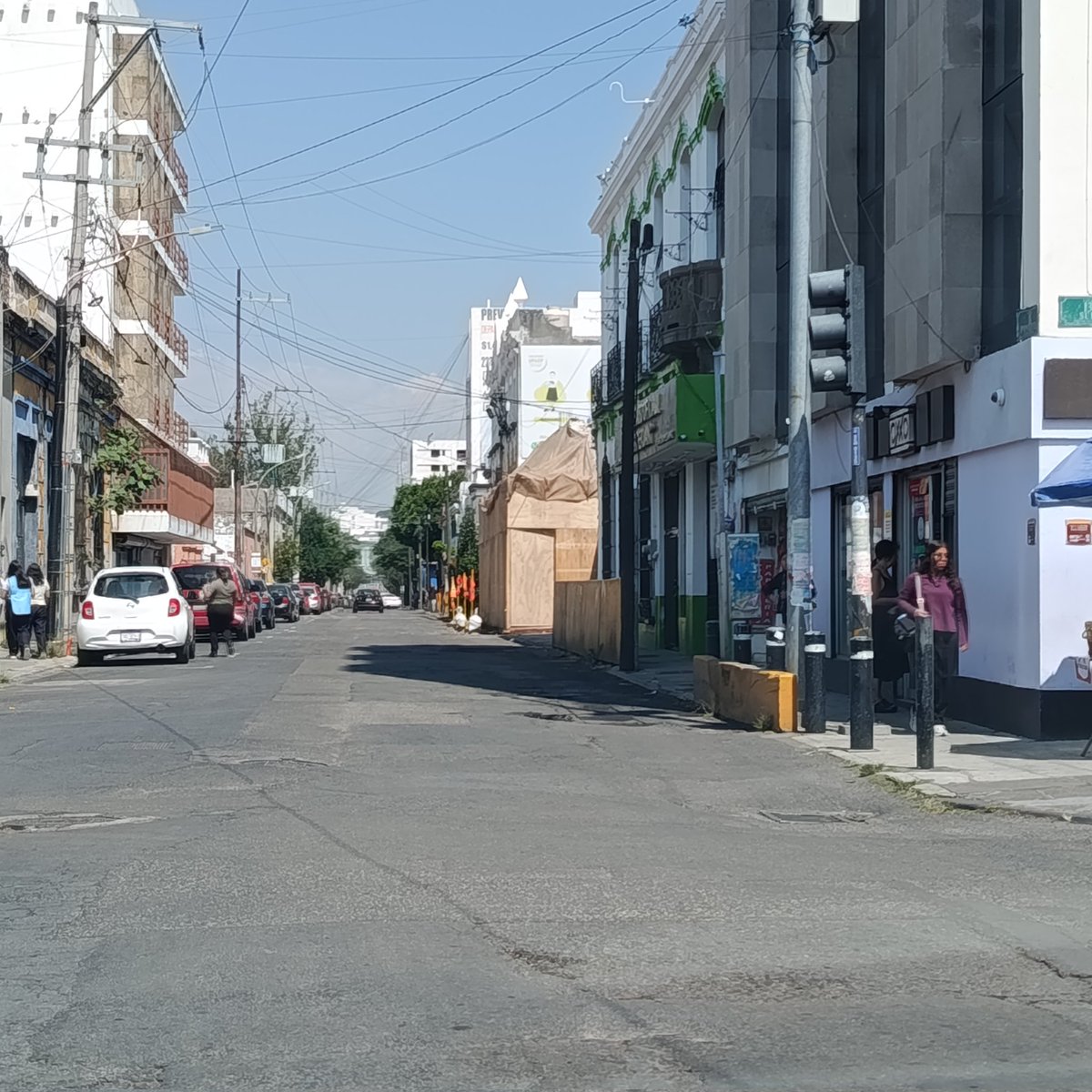 JOYERIAQUINTERO's tweet photo. Nadie me preguntó.
Así, sin nada, sin licencia para construir, sin el aval del @INAHmx  a la buena de Dios, como todo lo que se hace en México. 
Por mis huevos.
@Hechizero_38 
@Gob_Puebla 
@PueblaAyto 
@laredcincoradio 
@carlosmartinh 
11 pte 1304 barr. Santiago https://t.co/96bhUTqYcz