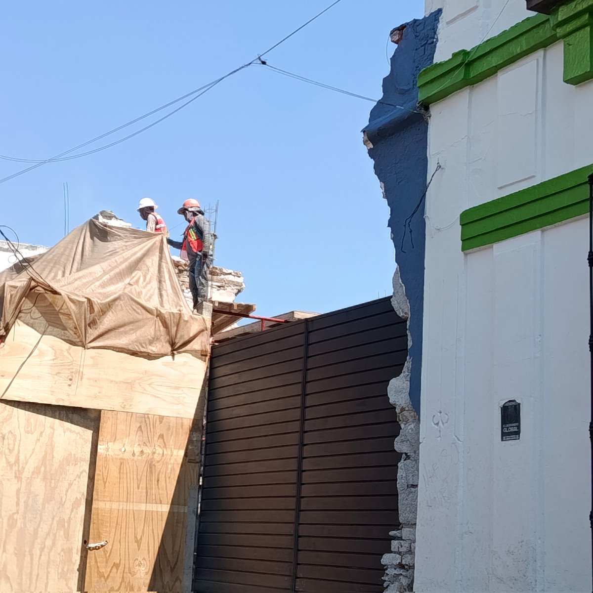 JOYERIAQUINTERO's tweet photo. Nadie me preguntó.
Así, sin nada, sin licencia para construir, sin el aval del @INAHmx  a la buena de Dios, como todo lo que se hace en México. 
Por mis huevos.
@Hechizero_38 
@Gob_Puebla 
@PueblaAyto 
@laredcincoradio 
@carlosmartinh 
11 pte 1304 barr. Santiago https://t.co/96bhUTqYcz