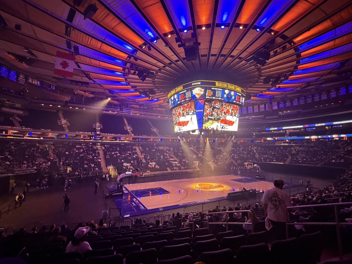 Adrian16010's tweet image. Watch party vibes! #msg #knicks #newyorkforever