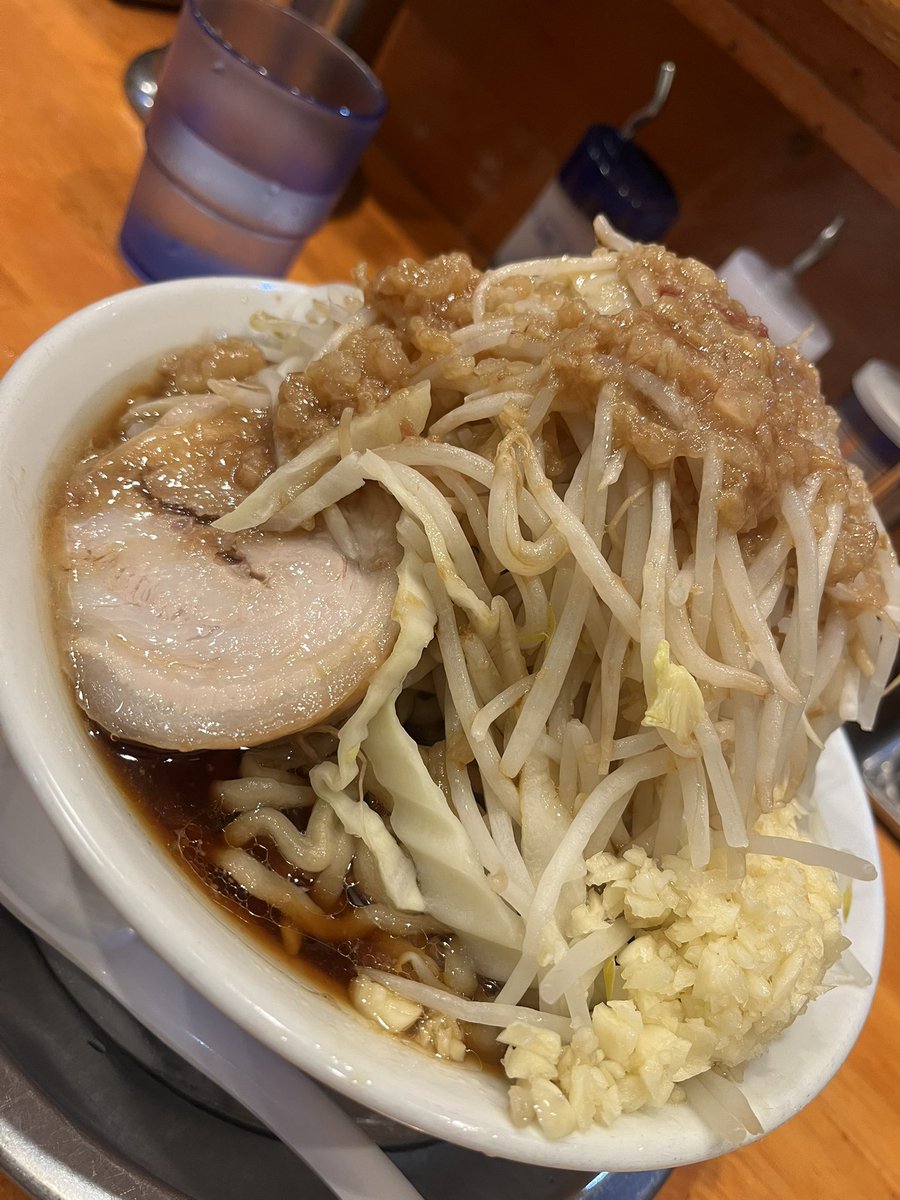 VOXY80T's tweet photo. 時差投稿だけど
麺屋　穴場
麺300g 野菜、ニンニクマシ、脂、カラメマシマシ

半年ぶりくらいに食べた🍜
全然食べてなかったから5キロくらい痩せた👍 https://t.co/cWGSII318q