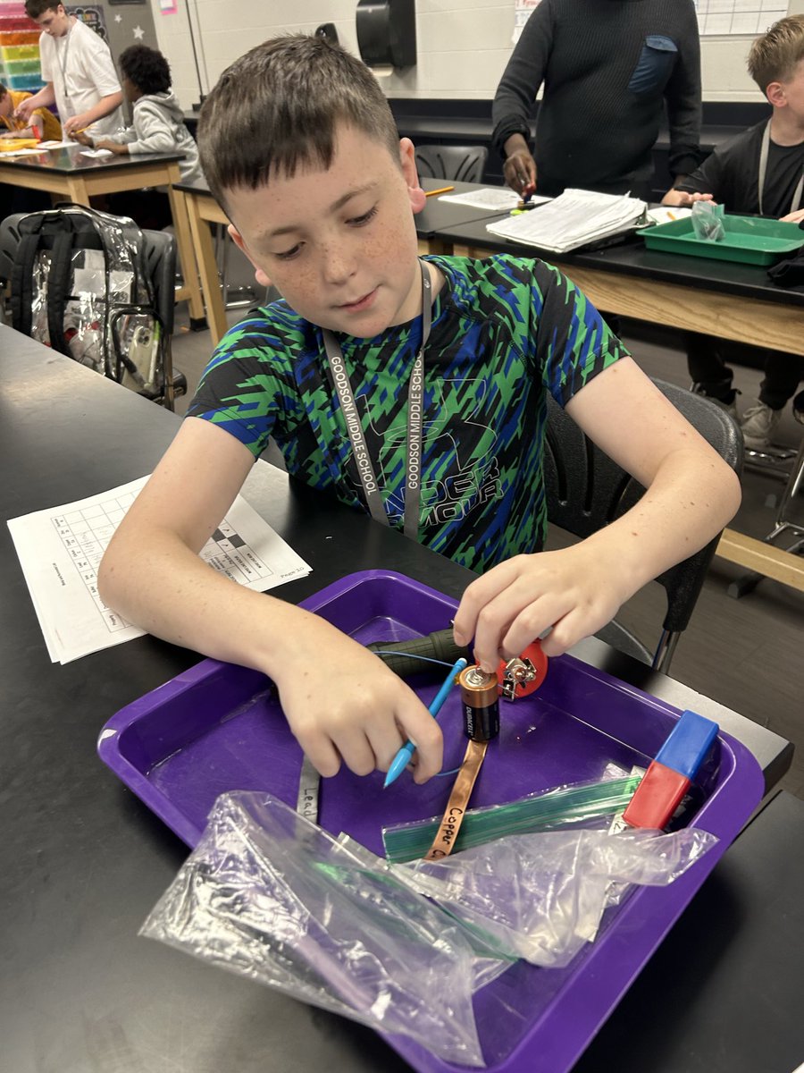 Texas_Aggie_00's tweet photo. Exploring metals and nonmetals by testing their physical properties. π§²π‘π¨ #PRIDEinEveryStep @goodsongms π»β€οΈπ©Ά https://t.co/caGzwR45IX