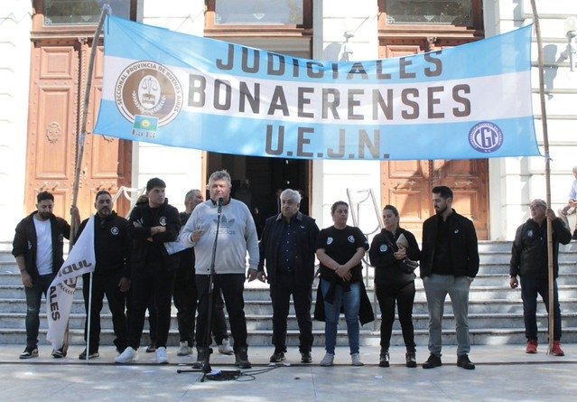 Judiciales bonaerenses. En la jornada de ayer movilizó la Unión de Empleados de la Justicia de la Nación (UEJN) ante la Corte provincial en reclamo de equiparación salarial.
