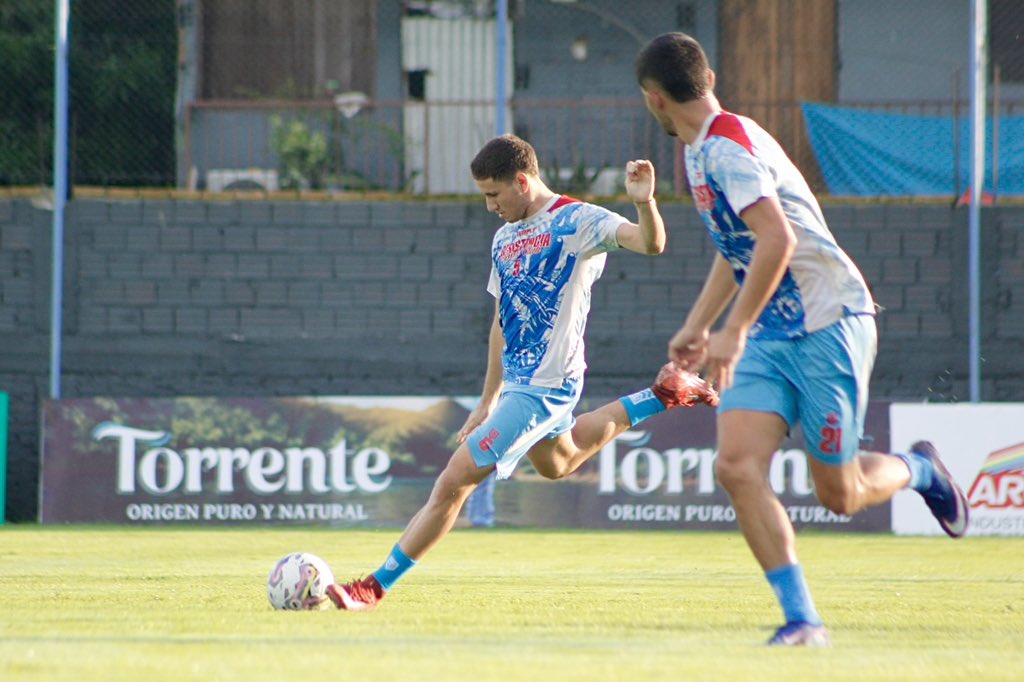 ResiSportClub's tweet photo. Postales del entrenamiento de hoy 📸✅

#VamosResi 🔺🩵 https://t.co/meFJazTdnF