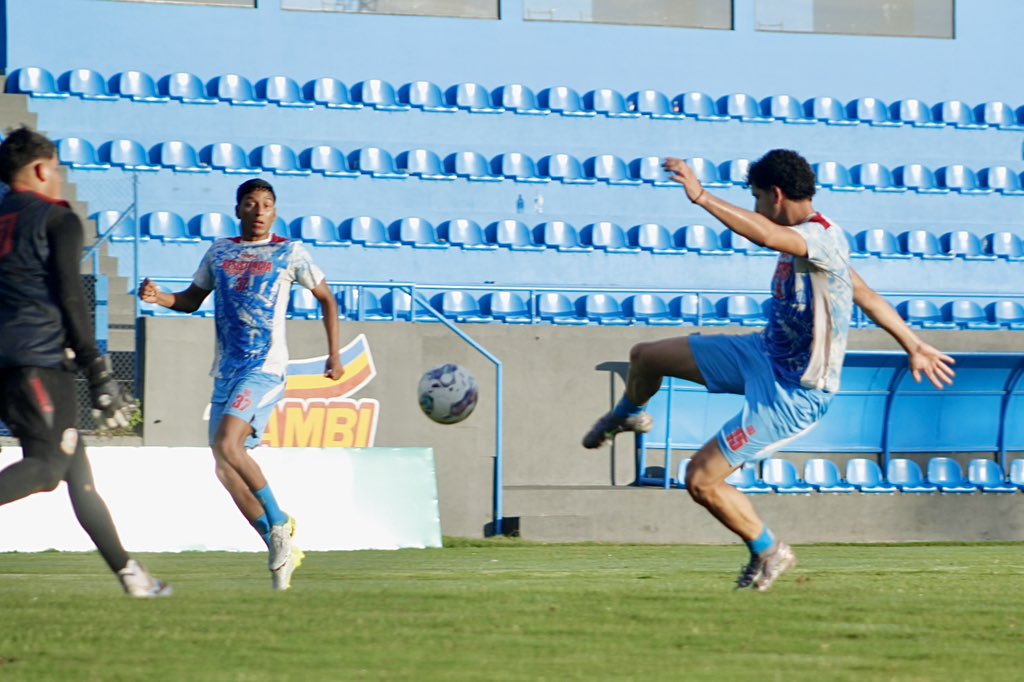 ResiSportClub's tweet photo. Postales del entrenamiento de hoy 📸✅

#VamosResi 🔺🩵 https://t.co/meFJazTdnF