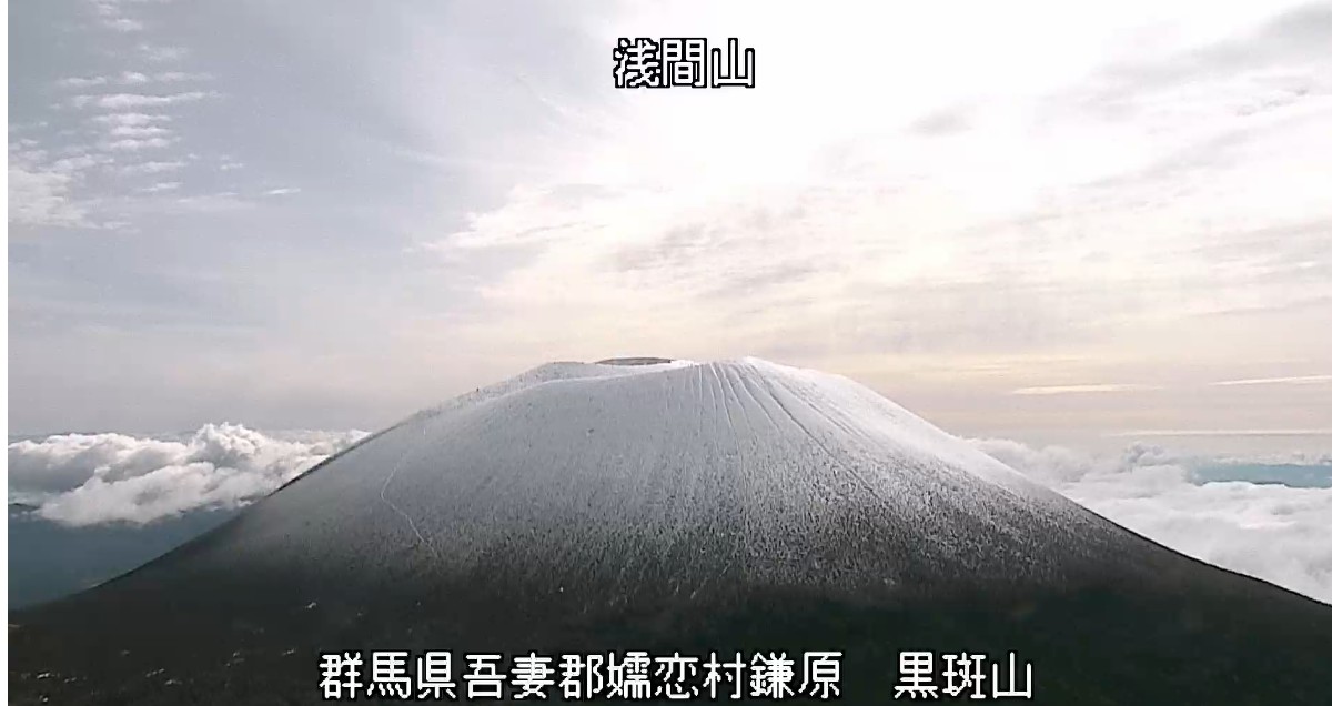 只今の黒斑山カメラからの前掛山！昨日、再び雪が積もり真っ白に！綺麗！正にガトーショコラ😋