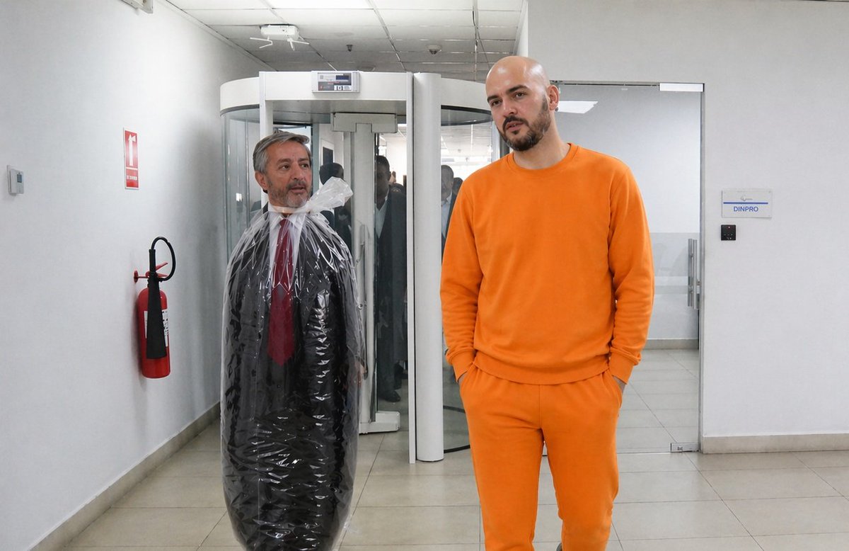 Definitivamente hoy no fue el día de Chimichurri.
No le quitaron la prisión preventiva y se queda preso.
Después de 33 alertas del grillete, la justicia no comió cuento.