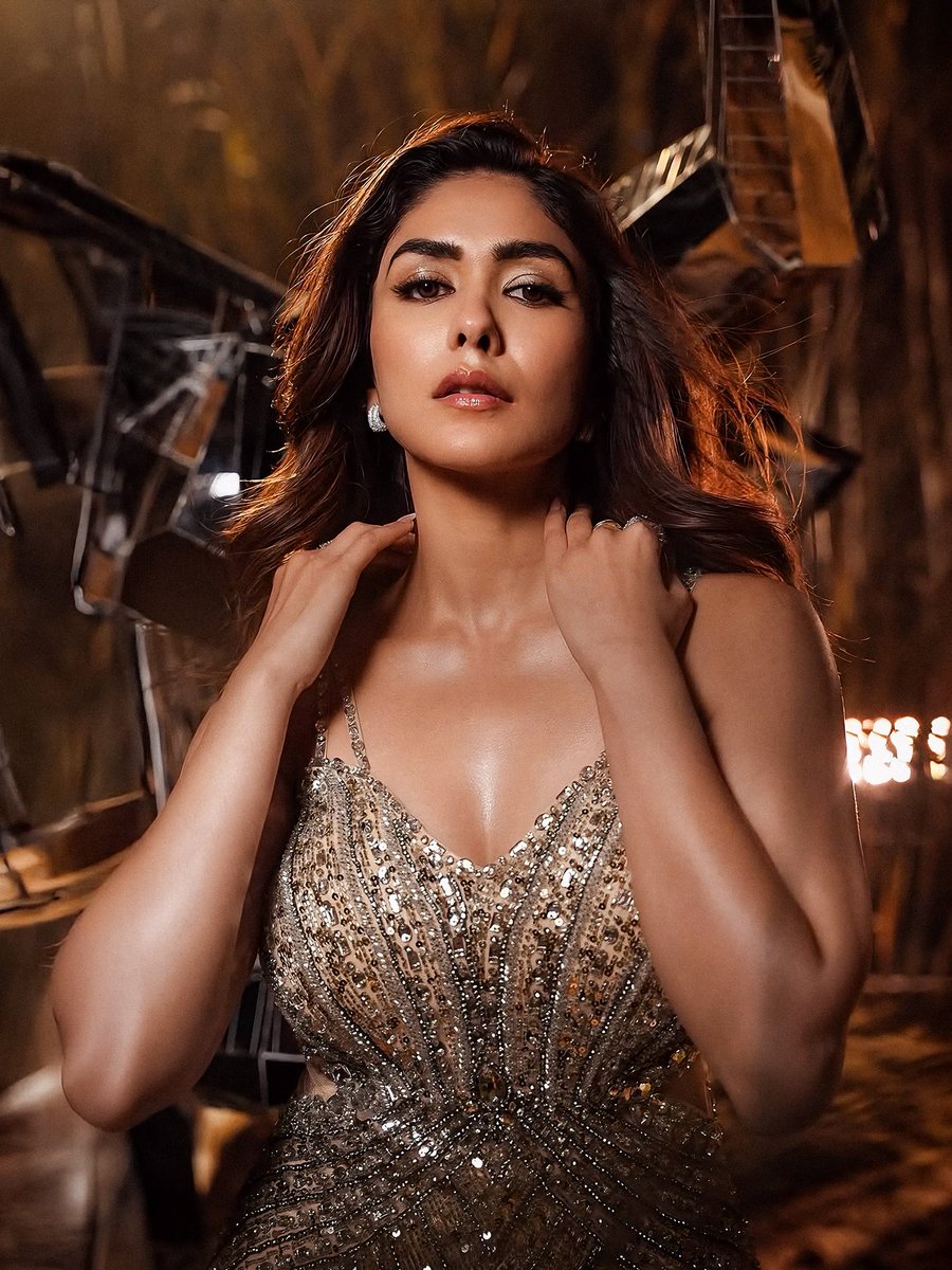 j4muna's tweet image. Good morning, my sweet jamuns! ☀️🍯✨ 
You cannot change your life in a minute, but one wrong decision will be more than enough to change your life in a blink. Therefore, be wise, stay calm &amp;amp; think twice before making your decisions this morning. #GoodMorning #MrunalThakur