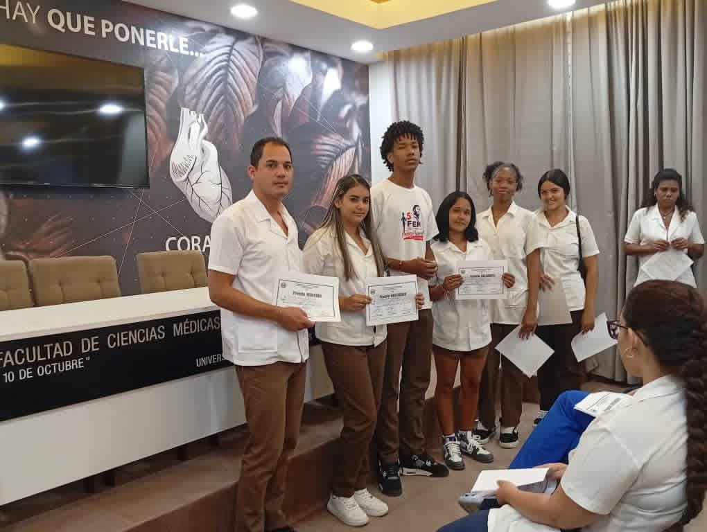 YoandraMuro's tweet photo. Concluye el Festival de la Clase en la Facultad de Ciencias Médicas "Diez de Octubre" de la @UCMHabana. Se reconocieron  estudiantes destacados por sus ponencias en las cuales demostraron el saber adquirido durante su formación
UniversidadDeExcelencia https://t.co/kU4hmHaMnW