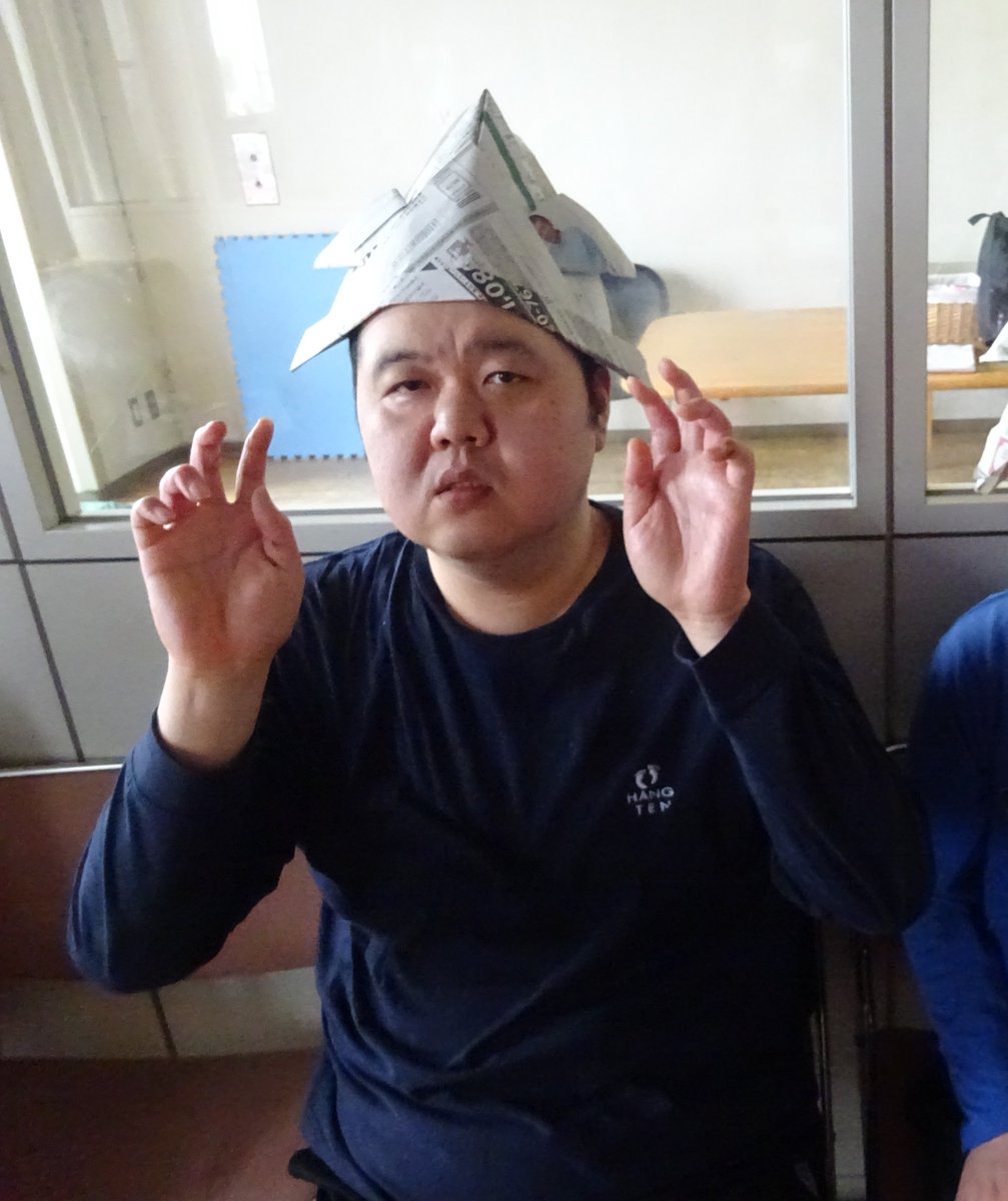 🌸大崎むつみの里　かがやき🌸
新聞紙を使った兜づくりを行いました🗞

動画で折り方を見ながら、素敵な兜が完成しました。

完成後は実際にかぶってみて、笑顔もたくさん見られました。☺
季節を感じながら、楽しい時間を過ごすことができました✌
#大崎むつみの里　#かがやき　#兜づくり