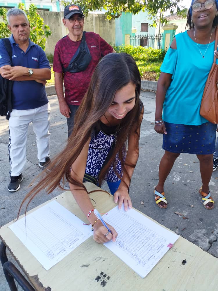 Hoy no hablamos de odio, solo del AMOR, firmamos por amor al lugar donde nacimos, al banco del parque de nuestra infancia, amor a nuestro Idioma (23 abril) que construye puentes y derriba murallas. Los jóvenes también, alegres y profundos firmaron #MiFirmaPorLaPatria