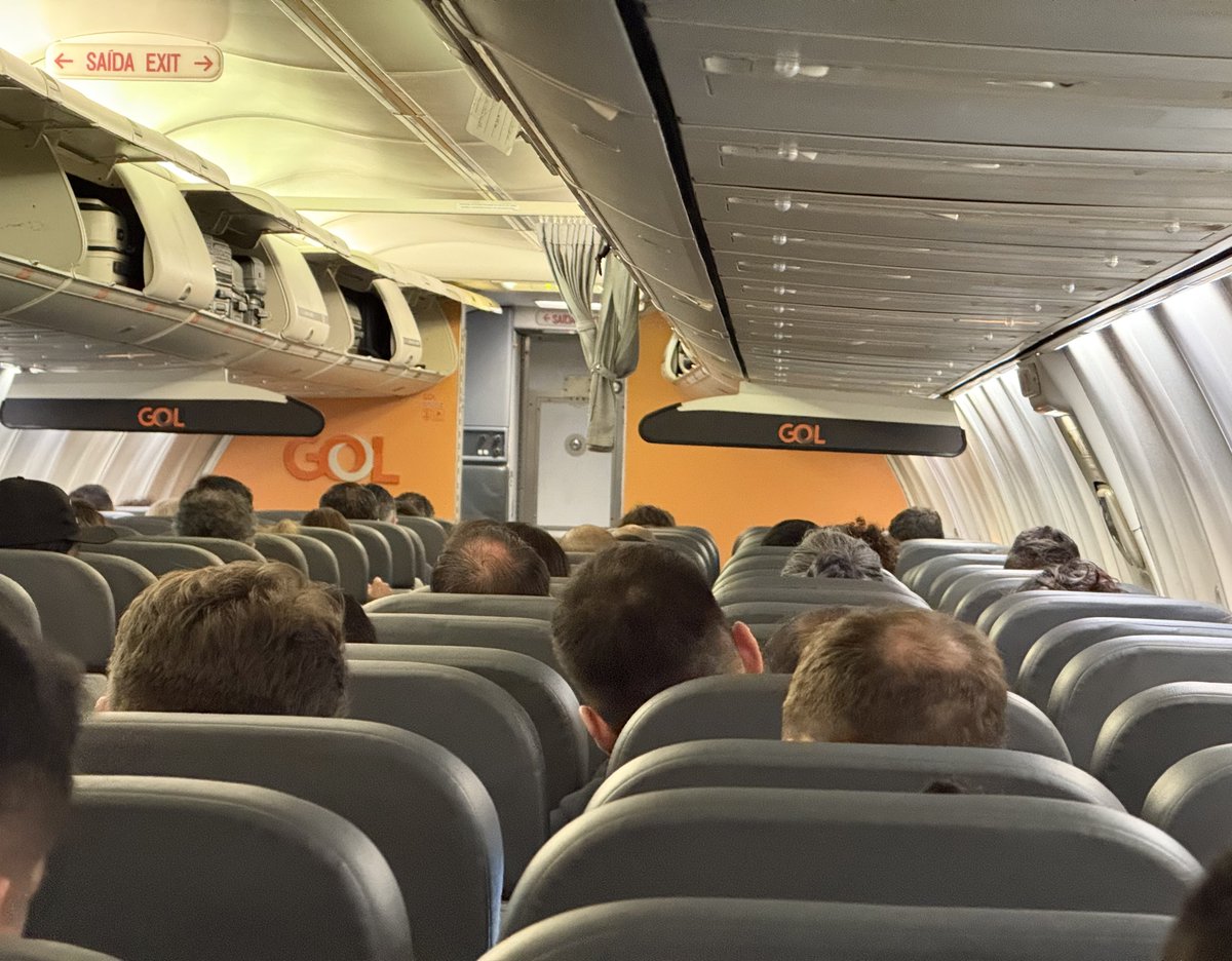 JohnnyAviation's tweet photo. Hoje é dia de voar no Boeing 737-700 mais voado DO MUNDO e essa história eu conto agora ✈️

Voo de hoje é entre Congonhas e Curitiba com a Gol, no G3 1118 (CGH-CWB). 

A aeronave escalada é o Boeing 737-700 prefixo PR-VBQ, um veterano de 24 anos que no ano passado atingiu um recorde: O único 737 NG do mundo a realizar o inédito check C9 após atingir mais de 65.000 horas de voo.