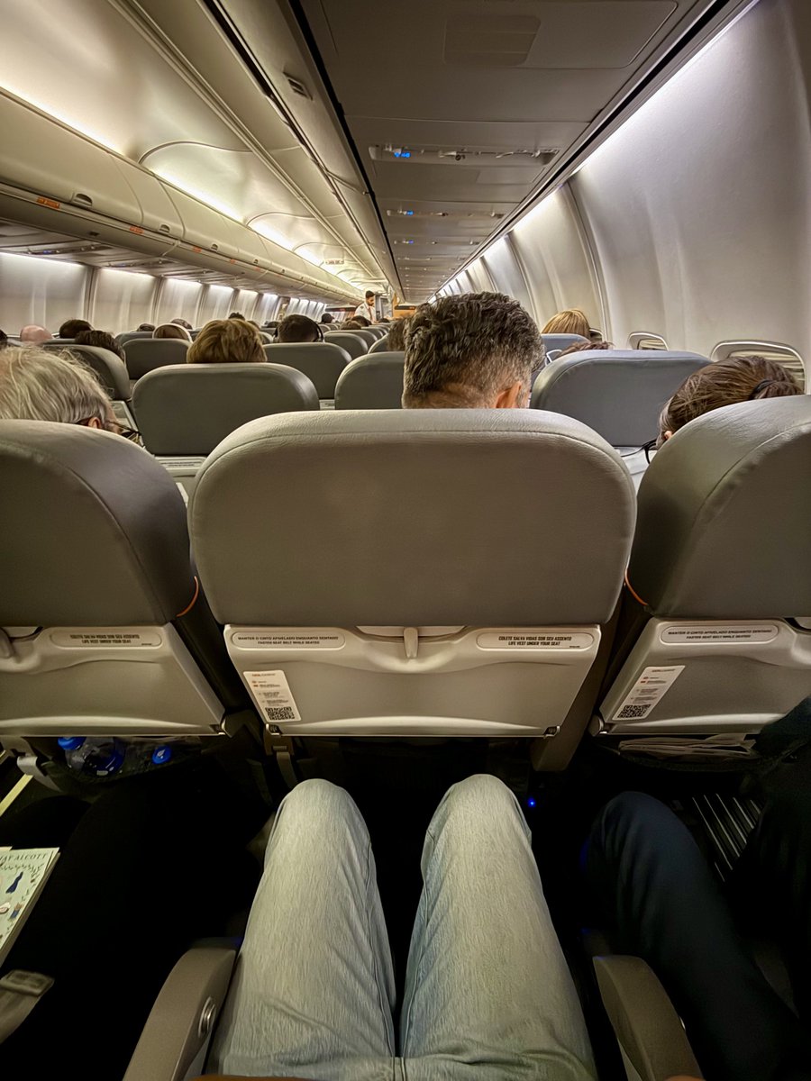 JohnnyAviation's tweet photo. Hoje é dia de voar no Boeing 737-700 mais voado DO MUNDO e essa história eu conto agora ✈️

Voo de hoje é entre Congonhas e Curitiba com a Gol, no G3 1118 (CGH-CWB). 

A aeronave escalada é o Boeing 737-700 prefixo PR-VBQ, um veterano de 24 anos que no ano passado atingiu um recorde: O único 737 NG do mundo a realizar o inédito check C9 após atingir mais de 65.000 horas de voo.