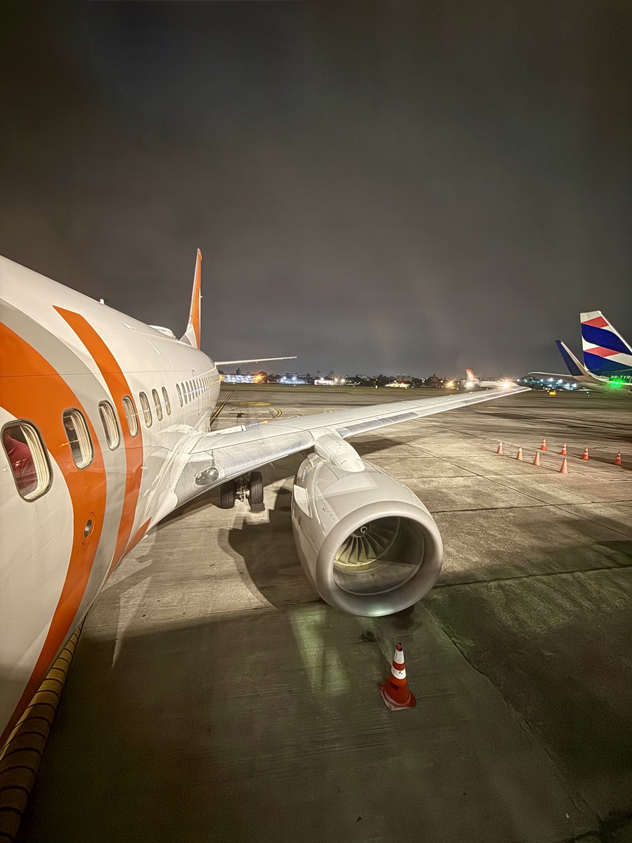 JohnnyAviation's tweet photo. Hoje é dia de voar no Boeing 737-700 mais voado DO MUNDO e essa história eu conto agora ✈️

Voo de hoje é entre Congonhas e Curitiba com a Gol, no G3 1118 (CGH-CWB). 

A aeronave escalada é o Boeing 737-700 prefixo PR-VBQ, um veterano de 24 anos que no ano passado atingiu um recorde: O único 737 NG do mundo a realizar o inédito check C9 após atingir mais de 65.000 horas de voo.