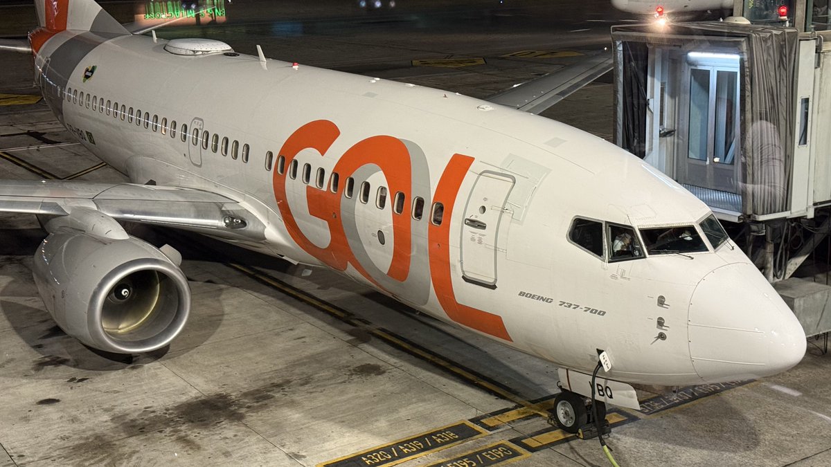 JohnnyAviation's tweet photo. Hoje é dia de voar no Boeing 737-700 mais voado DO MUNDO e essa história eu conto agora ✈️

Voo de hoje é entre Congonhas e Curitiba com a Gol, no G3 1118 (CGH-CWB). 

A aeronave escalada é o Boeing 737-700 prefixo PR-VBQ, um veterano de 24 anos que no ano passado atingiu um recorde: O único 737 NG do mundo a realizar o inédito check C9 após atingir mais de 65.000 horas de voo.