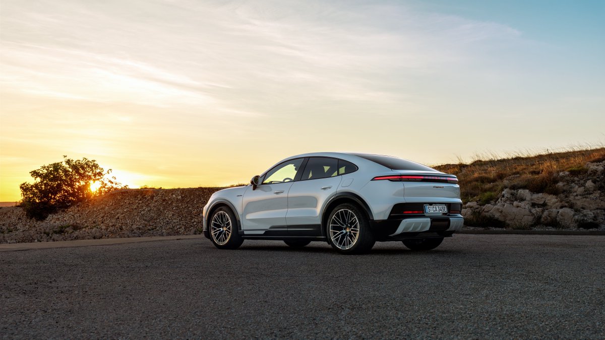 PorscheNewsroom's tweet image. Inspired by the iconic shape of the #Porsche 911 and its characteristic flyline, the new Cayenne Coupé Electric models combine powerful proportions with exceptional e-performance. More: porsche.click/4mMPPOl