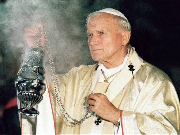 San Juan Pablo II dice:

No me ignores; ¡hoy vengo a bendecirte!