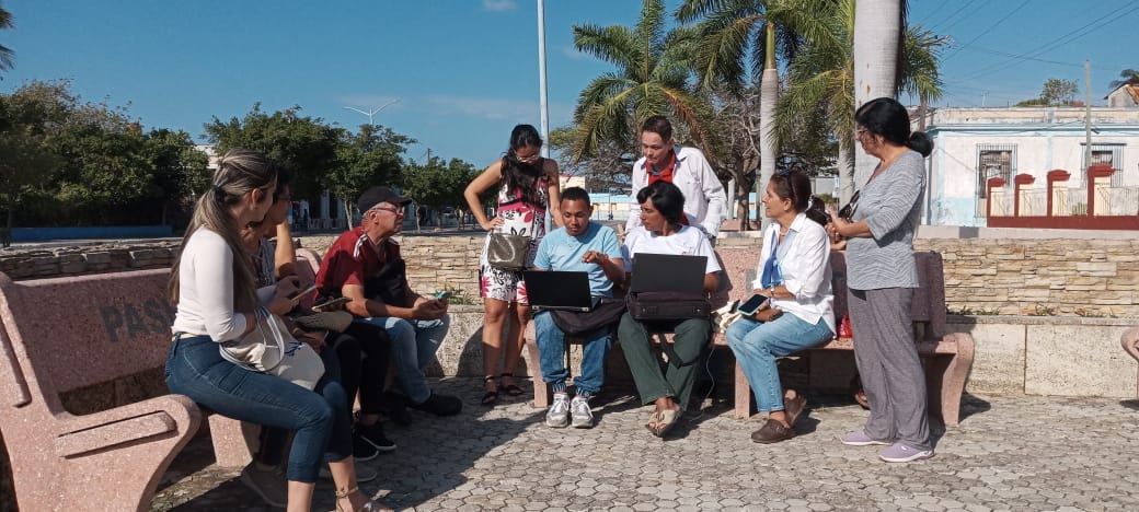 Los profesores de la Universidad de Matanzas del Consejo Popular Versalles, realizan acrividad práctica del curso de postgrado "Inteligencia Artificial aplicada a la eficuencia, el cinocimiento y la investigación". #universidaddematanzas