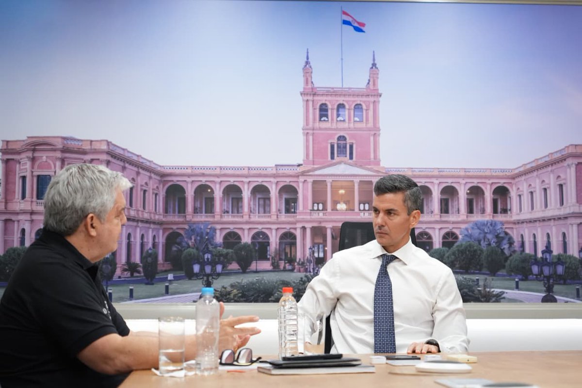 MDI_Paraguay's tweet photo. Coordinación de agenda en materia de seguridad nacional.

El ministro del Interior, Enrique Riera Escudero, mantuvo una reunión con el presidente de la República, Santiago Peña, en Mburuvicha Róga, en el marco del delineamiento de la agenda de seguridad nacional...(1/3) https://t.co/JQSvNSGxcV