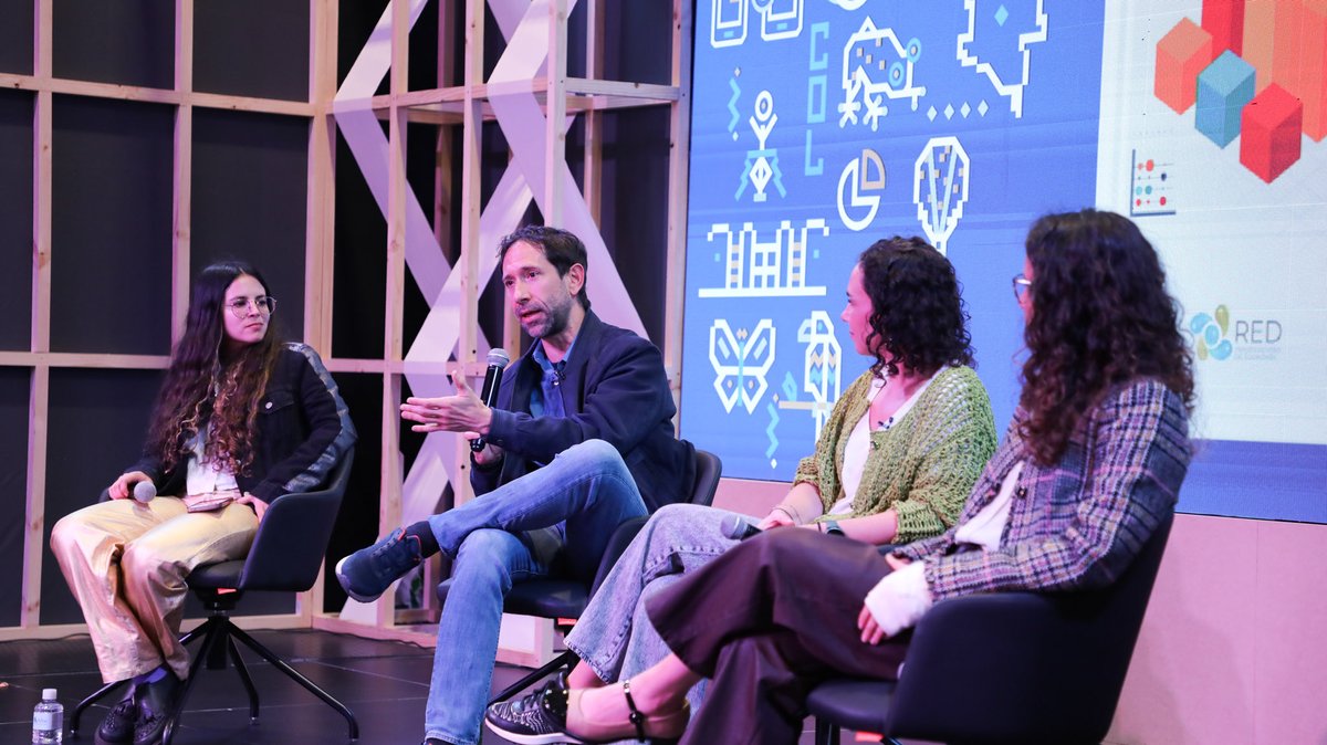 BancoRepublica's tweet photo. En el marco de la #FILBo2026 se realizó la presentación del libro “Mitos y realidades de la política monetaria” escrito por los codirectores Mauricio Villamizar @mauriciovillam y Bibiana Taboada @BibianaTaboada, un espacio para conversar sobre la política monetaria y el quehacer del Banco de la República de manera clara y cercana.

Gracias a la moderación de Economía para la pipol @EconomiaPipol, fue una conversación pensada para todo público, en la que temas que suelen parecer complejos se abordaron con un lenguaje sencillo y ejemplos cotidianos, para entender mejor cómo las decisiones del Banco inciden en la economía del país y en nuestra vida diaria.

Consulte la conversación completa aquí 👉 https://t.co/c6BAfgbDhw
