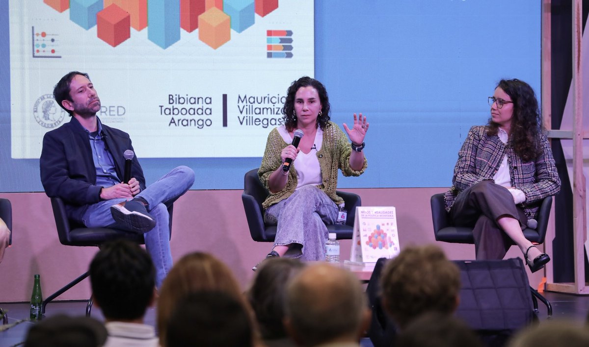 BancoRepublica's tweet photo. En el marco de la #FILBo2026 se realizó la presentación del libro “Mitos y realidades de la política monetaria” escrito por los codirectores Mauricio Villamizar @mauriciovillam y Bibiana Taboada @BibianaTaboada, un espacio para conversar sobre la política monetaria y el quehacer del Banco de la República de manera clara y cercana.

Gracias a la moderación de Economía para la pipol @EconomiaPipol, fue una conversación pensada para todo público, en la que temas que suelen parecer complejos se abordaron con un lenguaje sencillo y ejemplos cotidianos, para entender mejor cómo las decisiones del Banco inciden en la economía del país y en nuestra vida diaria.

Consulte la conversación completa aquí 👉 https://t.co/c6BAfgbDhw