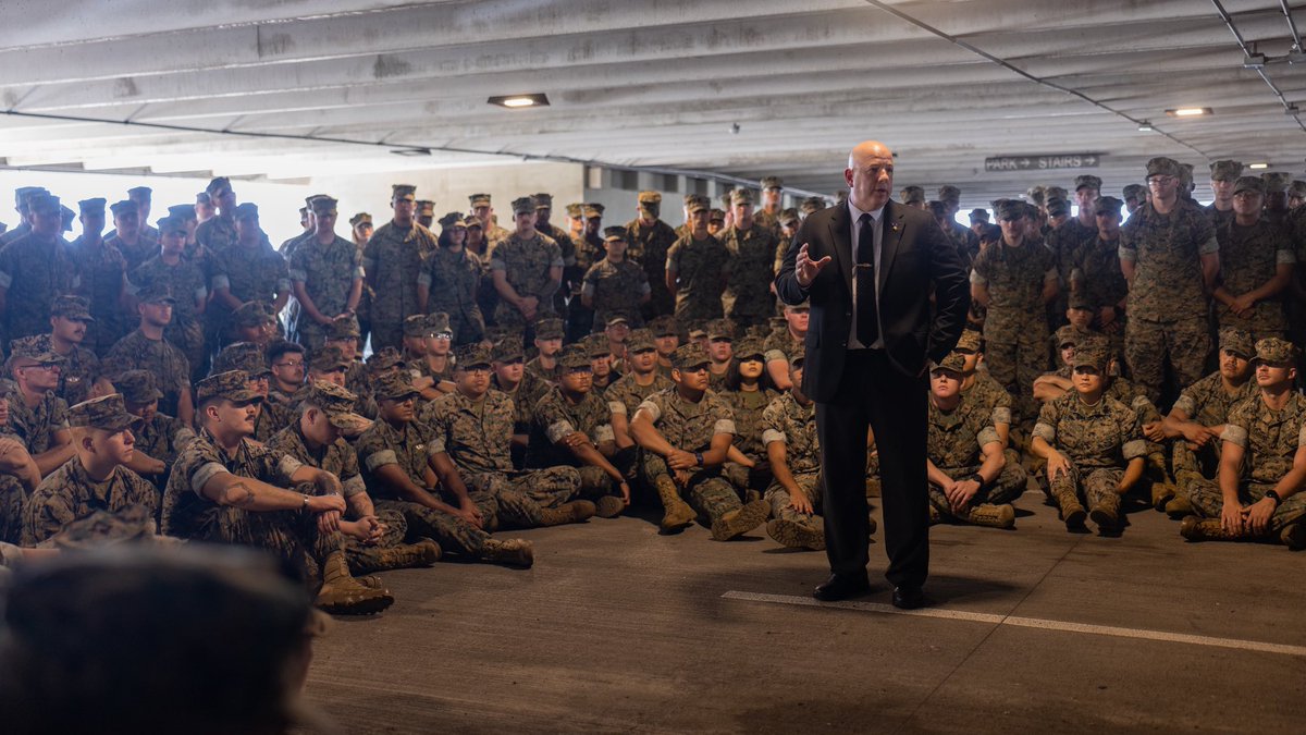 PacificMarines's tweet image. #MARFORPAC thanks Mr. Eric Geressy @geressy187, the Senior Advisor to the Secretary of War for Strategy, for visiting with senior leaders during a key leader engagement at Marine Corps Base Hawaii, April 22, 2026. 

📸: LCpl. Chloe Zimmerer | @USMC 
@INDOPACOM 
#StrongerTogether