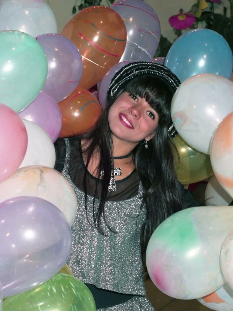 fcMaraMaravilha's tweet photo. Mara Maravilha: a única apresentadora infantil morena em meio às loiras que, com seu próprio talento e carisma, conseguia tornar um programa simples em algo grandioso, e tudo isso fora da Globo e sem "título" algum. Pra mim e para muitos, simplesmente a melhor!
#tbt https://t.co/4usiEjd5Kw