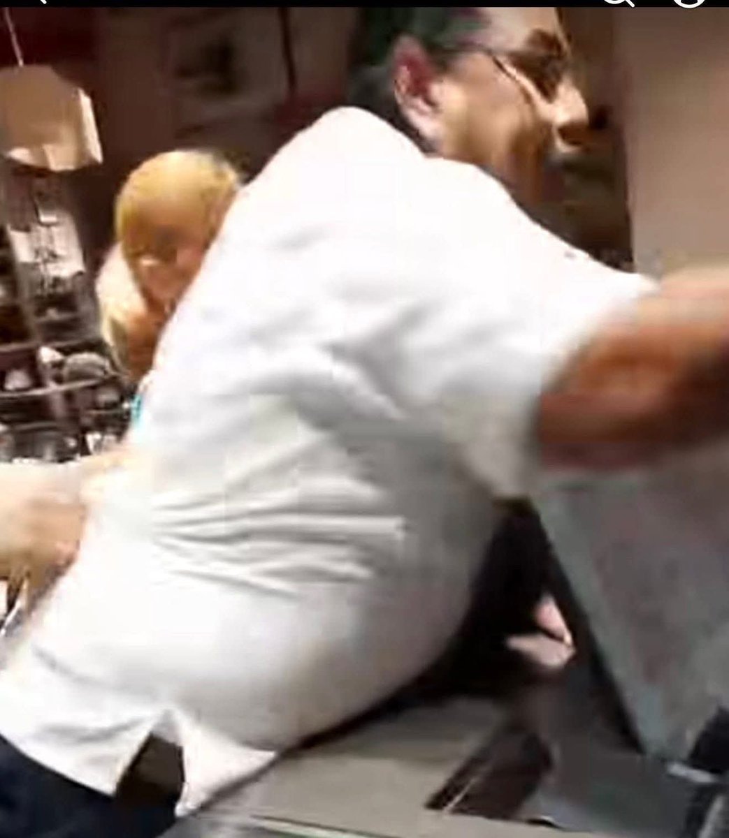 TAXISTA PASADO DE LANZA 

Una familia de taxistas de Playa del Carmen agredieron al personal de una tienda de zapatos, porque no les cumplieron el capricho de venderles fuera del horario establecido.

Los hechos ocurrieron anoche, cuando el taxista y su familia llegaron a comprar