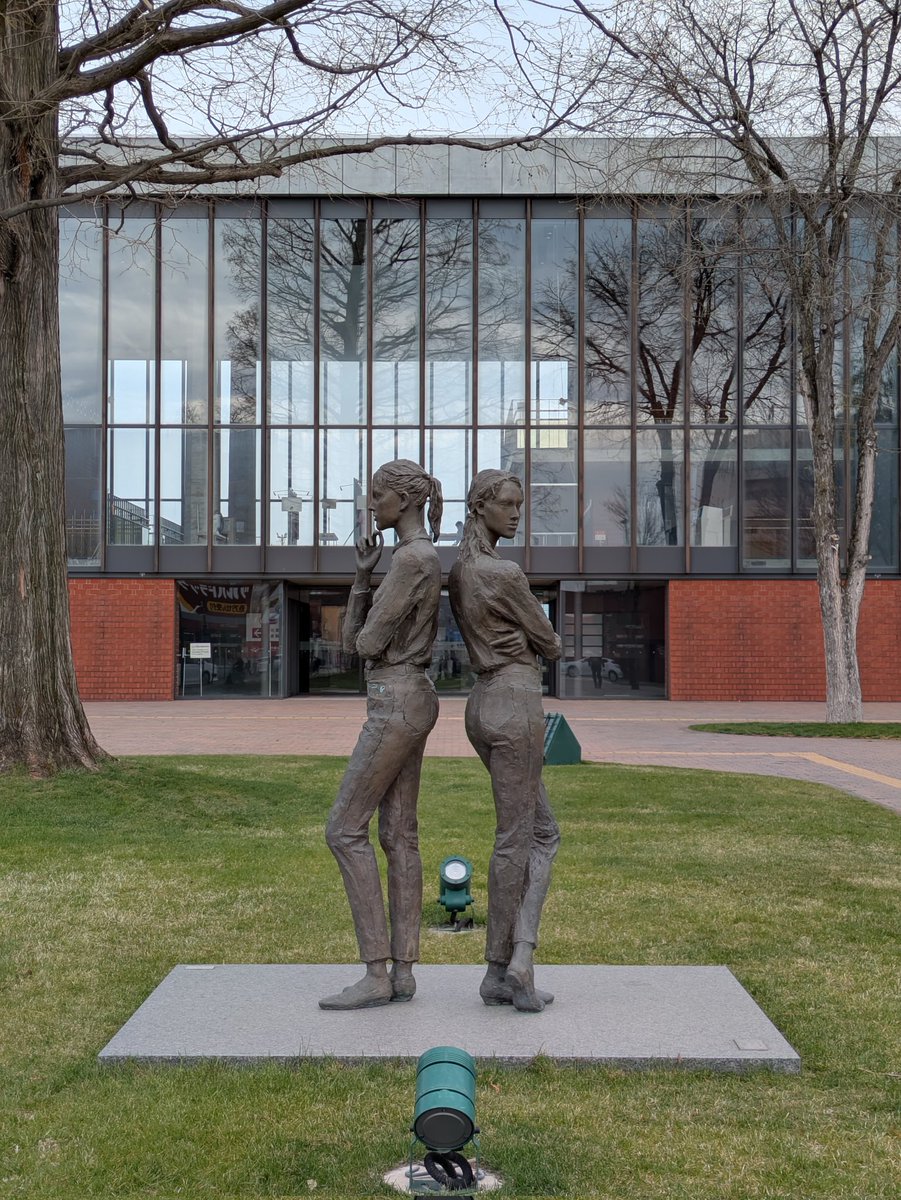 「肌寒いわね」
「今日はあまり気温が上がらないらしいわよ」