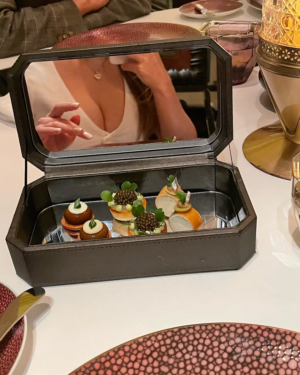 elenaswild's tweet image. The details on these tiny treats?! I'm officially obsessed. Too pretty to eat, but I definitely will. 🤤🍰  #foodies #pastryart #luxuryvibes #foodtok