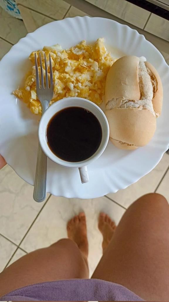sheis_elna's tweet photo. Breakfast lol. https://t.co/dirKJswyEp