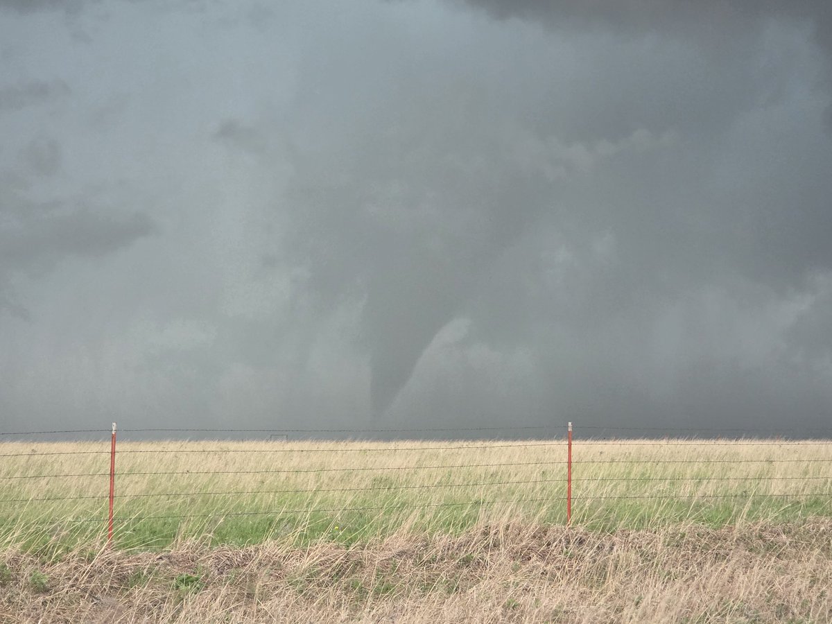 AidanO_wx's tweet photo. @NWSTopeka tornado on the ground west of Dunlap.NNW of Emporia. Time 628 pm. Been on the ground for 5-6 minutes so far. Tornado ongoing https://t.co/k8gPp0hAzH