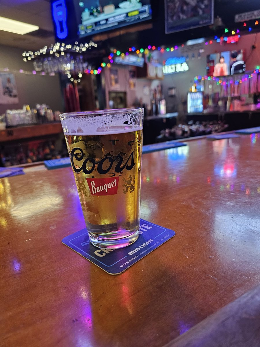 rmharrigan's tweet photo. @LabattUSA Drinking Labatt Draft out of a Coors glass feels wrong. Can you help out my local Bills/Sabres bar? Ultimate Bar &amp; Grill Mooresville NC https://t.co/4Ki2ck4Wmx