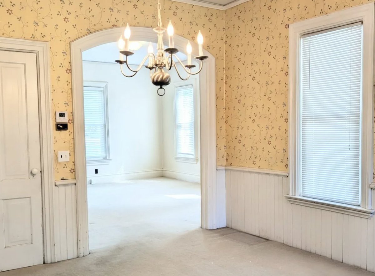 oldhouseunder50's tweet image. $167,500. Unwind on the charming enclosed porch on this #Illinois Grandma's house. Recent updates include a new roof (2023) on both the house and the three-car garage, a one-year-old furnace, and newer additions such as a water softener and dryer.  oldhousesunder50k.com/c-1913-an-illi…