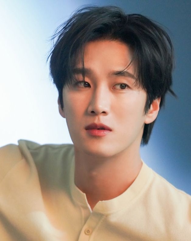 hallyuforums's tweet photo. BREAKING: #YooSeungHo reportedly to make his comeback with #FlexXCop Season 2 starring #AhnBoHyun; to appear in a brief cameo in the drama. 

According to reports Yoo Seung-ho is set to deliver a passionate performance as 'Yoo Sung-won,' the youngest son of a media conglomerate family who works as a sculptor. Yoo Sung-won forms a warm, brotherly relationship with Jin Yi-soo, whom he befriended through a gathering of third-generation chaebol heirs.

#HallyuForums #Hallyu #KDrama