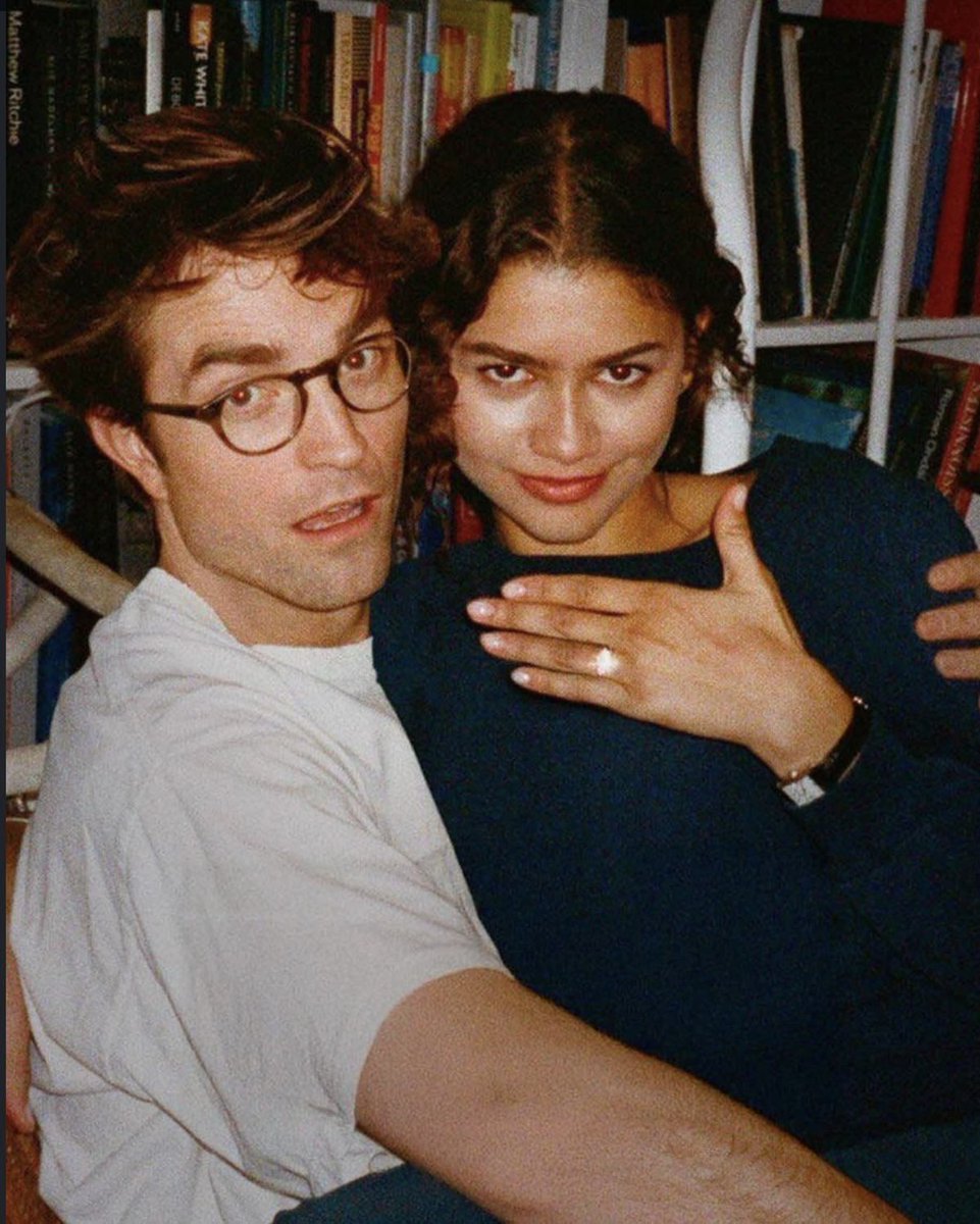 deanprinchester's tweet image. seeing robert pattinson wearing glasses was such a life changing experience… #wow