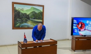 🇨🇺📄🖊️ǀ El primer ministro, Manuel Marrero Cruz, participó este jueves, en la sede del Consejo de Ministros, en el acto de apoyo al movimiento «Mi firma por la Patria»
🔗 acortar.link/XgodqJ
#MiFirmaPorLaPatria ❣️