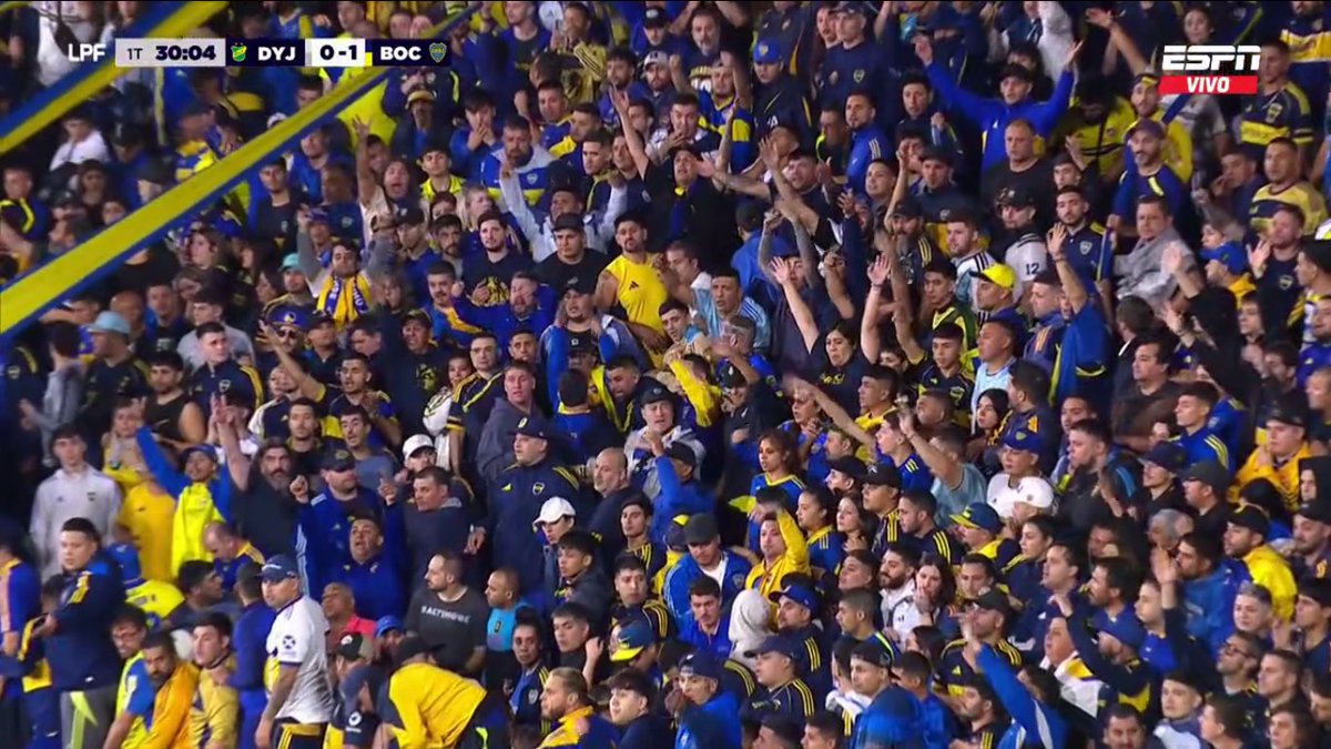 🚨AHORA | Se rompió uno de los paravalanchas en la tribuna visitante que ocupa hoy #Boca en el Tito Tomaghello.

🗣️Piden ASISTENCIA para ese sector.