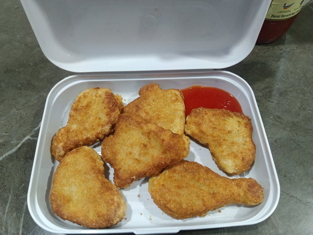 ayuniothman's tweet photo. Sorang nak pancake, sorang lagi nak nugget. Luckily ibu masih cuti. Dua minggu lagi nak masuk kerja dah. https://t.co/ZBeBPjNrUo