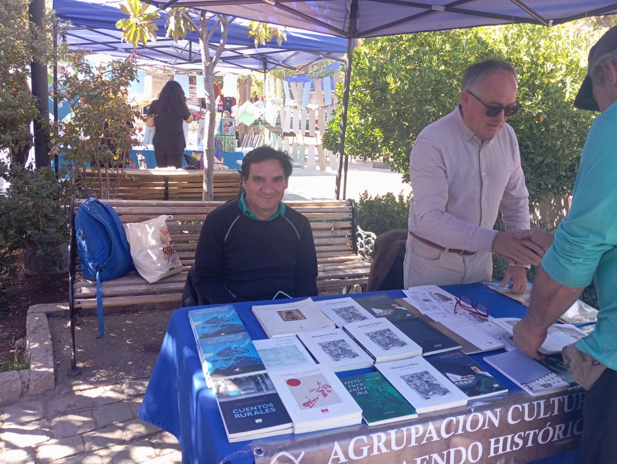AutoresRegion's tweet photo. Hoy visitamos la Feria del Libro y la Lectura de Putaendo: «Petroglifos: Huellas de nuestro pasado», instancia en que generamos vínculos y estrechamos lazos con los autores y autoras de la localidad. https://t.co/K6tjnvigML