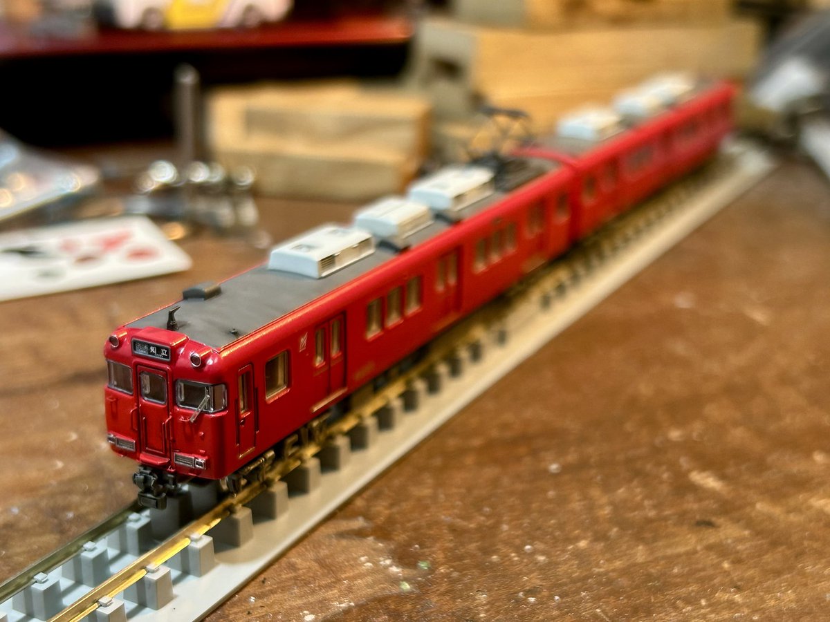 SugiTennensui's tweet photo. トミーテック鉄コレ名鉄6000系をディテールアップをしてみる♪
ボディの顔と妻面のモールド表現になっている箇所を削り取り、
0.3の真鍮線と銀河モデルの丁度良い手摺パーツで植え込み、
ファレホモデルカラーで部分塗装とトップコート光沢を吹き付け、完成しました！ https://t.co/SKVhCOEaeO