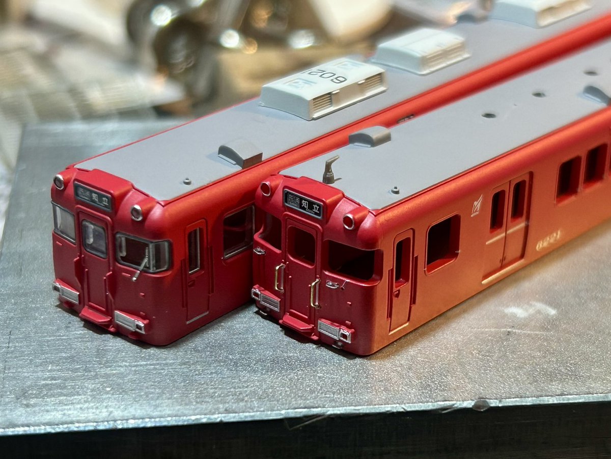 SugiTennensui's tweet photo. トミーテック鉄コレ名鉄6000系をディテールアップをしてみる♪
ボディの顔と妻面のモールド表現になっている箇所を削り取り、
0.3の真鍮線と銀河モデルの丁度良い手摺パーツで植え込み、
ファレホモデルカラーで部分塗装とトップコート光沢を吹き付け、完成しました！ https://t.co/SKVhCOEaeO