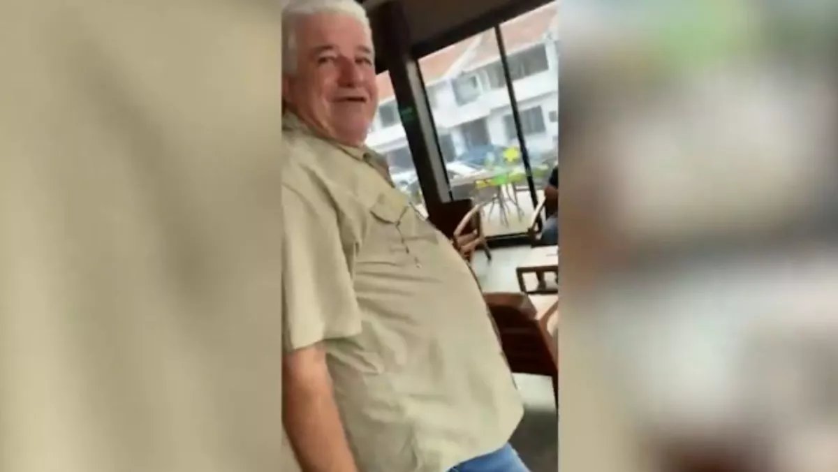 AztecaNoticias's tweet image. #VIDEO | En una cafetería de Paseo Tabasco, #Villahermosa, el secretario José Ramiro López Obrador (@jrlopezobrador) y el subsecretario Joaquín Alejandro Ligonio evitaron responder sobre presuntos actos de corrupción. 

Ante la prensa, solo hubo silencio y un “ahorita no”.