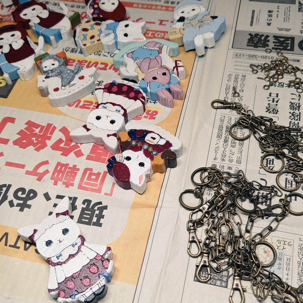 金具つけてく！
新聞紙は映えないけど作業後に毎回すぐ捨てられるので机に敷いてます〜
26日はいよいよ　#ぴょんときマーケット　です！　よろしくお願いします🐰

<a href="/pyontokimarket/">ぴょんぴょんときめきマーケット🪄🛍️4.26初開催✨</a>