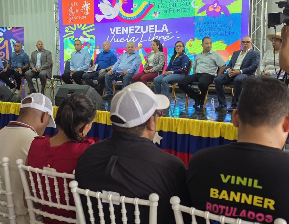 ConElMazoDando's tweet photo. #VenezuelaVuelaLibre | El vicepresidente sectorial de Política, Seguridad Ciudadana y Paz, Diosdado Cabello Rondón, invitó a todos los sectores políticos, económicos, sociales y religiosos del país para que se sumen a la jornada de Peregrinación Nacional por una Venezuela Libre de Sanciones

"Todo en que se quiera sumar a la jornada será bienvenido", enfatizó desde el estado Portuguesa, dónde acudió a un encuentro con líderes políticos y empresarios de esta entidad. 
Recordó que esta iniciativa nace bajo la premisa de la unidad de todo el país para exigir la libertad económica de todos los venezolanos. 

"La presidenta encargada Delcy Rodríguez nos ha convocado a una jornada nacional totalmente abierta (…) Hemos visto muchos sectores que son totalmente distintos y nos han recibido y hablamos cada quien desde su lugar y posición pero en todo prevaleció el diagnóstico del daño que a nuestro país le han hecho las sanciones el bloqueo y las sanciones”, puntualizó.

@dcabellor